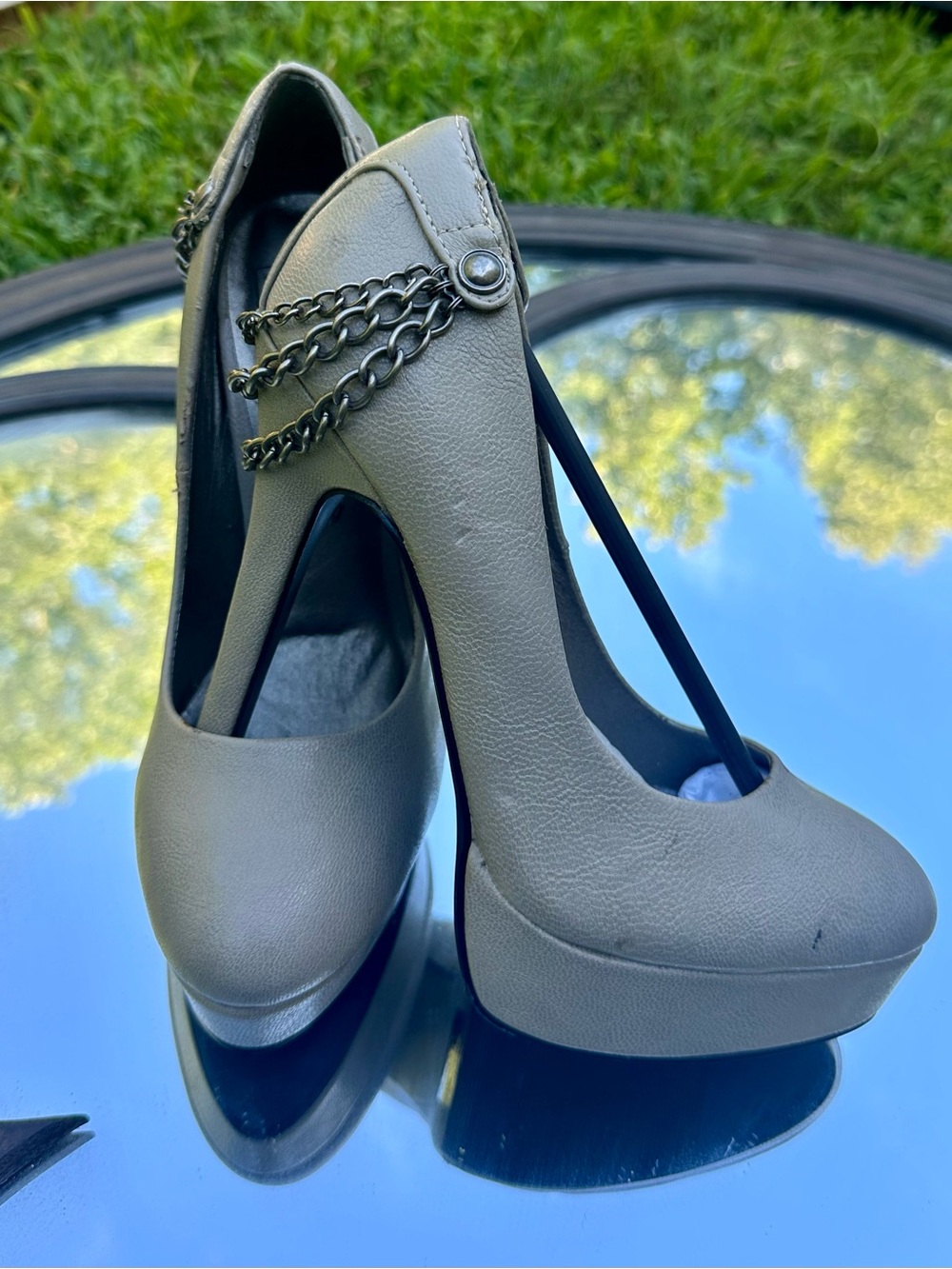 Women's Gray Chain-Accent Platform Pumps